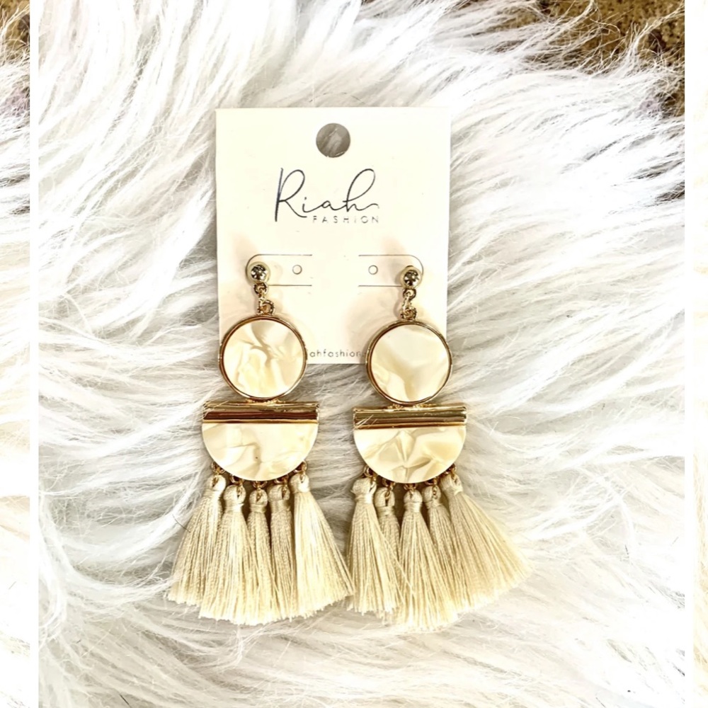 The Riah Tassel Earrings in Ivory